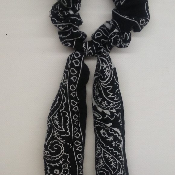 HANDMADE BOW SCRUNCHIE! - Picture 7 of 8